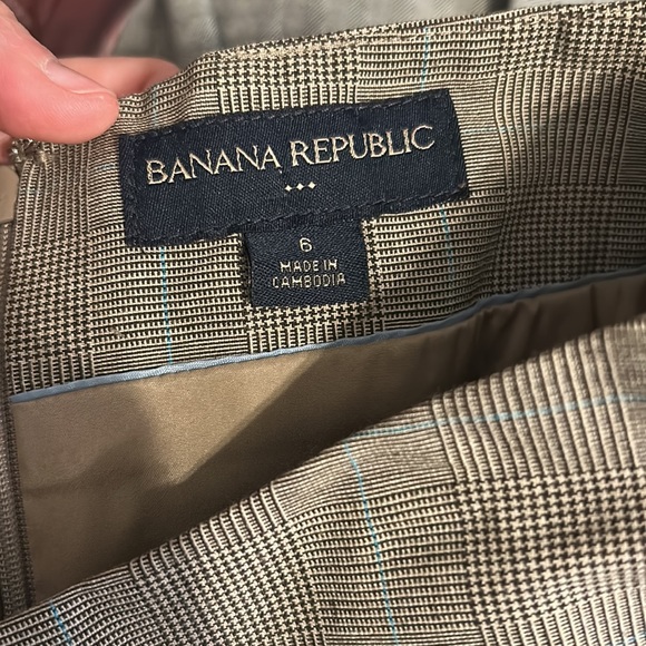 Banana Republic suit. Size 2 too and size 6 skirt. GUC - Picture 8 of 8